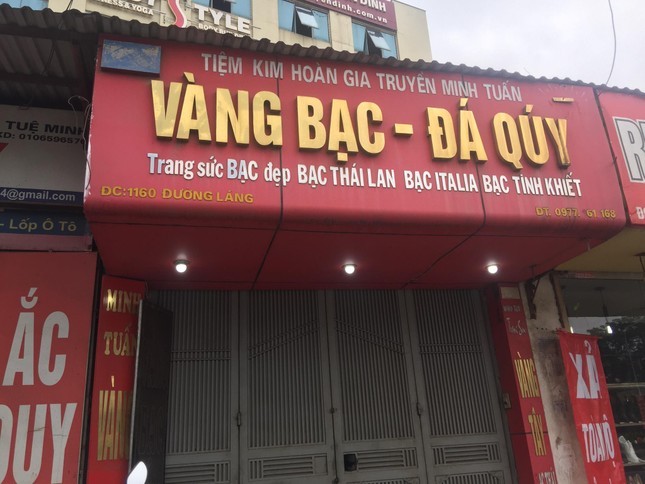 Chủ tiệm vàng bị còng tay thoát khỏi tên cướp nghi có súng thế nào? ảnh 1