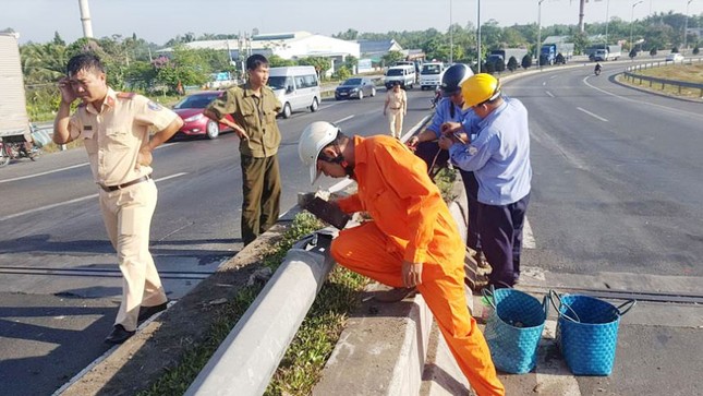 Tài xế ngủ gật lái xe tải làm xiếc giữa đường ảnh 1