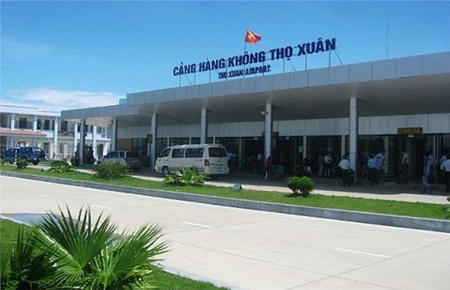 Cấm bay ba nam thanh niên hành hung nữ nhân viên hàng không ảnh 1