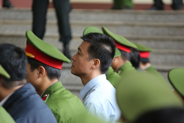 Vụ đánh bạc nghìn tỷ: 'Cần cách ly các bị cáo Vĩnh, Hóa khỏi xã hội' ảnh 14