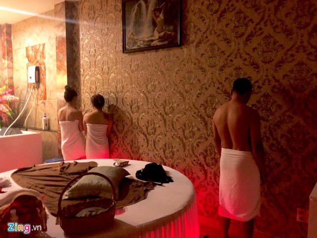 Tiếp viên massage khoả thân kích dục cho khách ở Sài Gòn ảnh 1