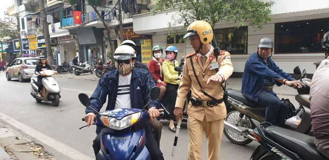Uống 2 chén rượu, người đàn ông điều khiển xe máy bị phạt 7 triệu đồng ảnh 4