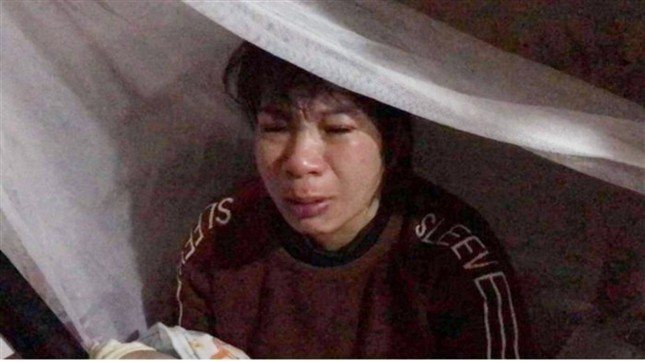 Bé gái bị bạo hành, hiếp dâm tại Hà Nội: Hàng xóm phát hiện mẹ bắt trói, dán mồm con để đánh qua camera ảnh 1