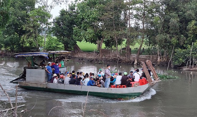 Công an nổ súng phá sới bạc, nhiều người băng đồng, nhảy sông bỏ trốn ảnh 3