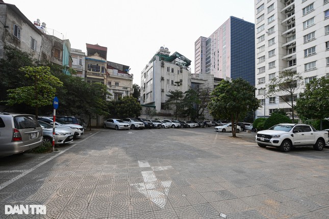 Nhìn rõ từ trên cao đường 'cong mềm mại' lách giữa 2 tòa chung cư ở Hà Nội ảnh 10