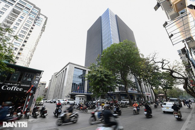 Nhìn rõ từ trên cao đường 'cong mềm mại' lách giữa 2 tòa chung cư ở Hà Nội ảnh 8