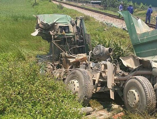 Tàu hỏa tông xe ben 'bay' 10 m, tài xế tử vong trong cabin bẹp nát ảnh 1