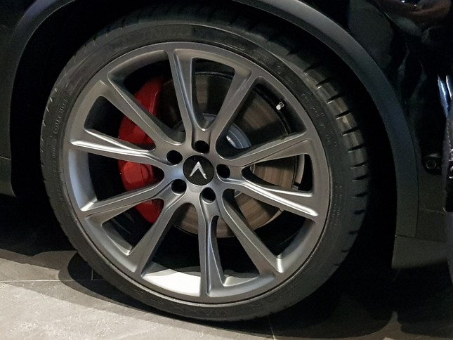 SUV đặc biệt VinFast Lux V8 xuất hiện tại Việt Nam ảnh 3