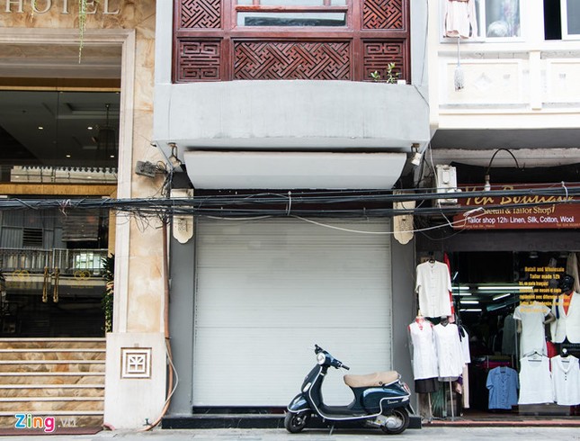 Cửa hàng Khaisilk tháo biển hiệu, lặng lẽ tu sửa bên trong ảnh 2