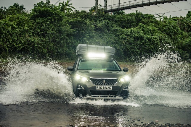 Tạp chí xe của Anh chạy thử Peugeot 3008 độ ở Việt Nam ảnh 7