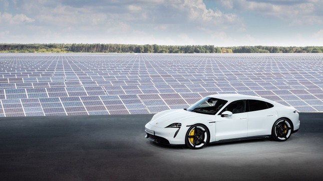 Xe điện đầu tiên của Porsche chính thức ra mắt toàn cầu ảnh 9