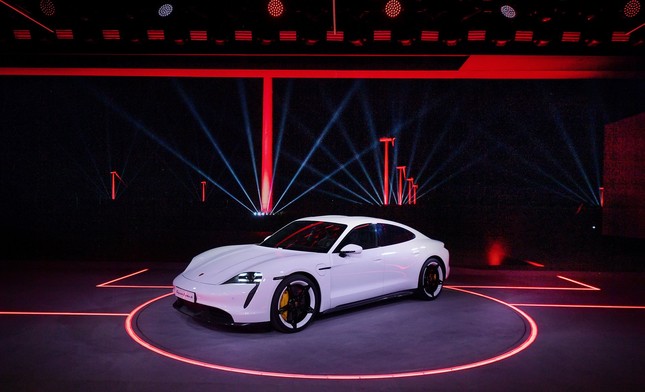 Xe điện đầu tiên của Porsche chính thức ra mắt toàn cầu ảnh 21
