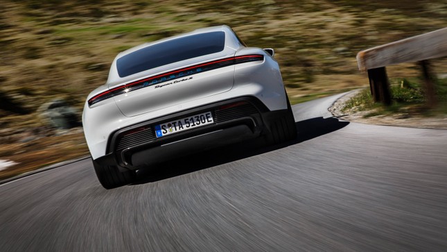 Xe điện đầu tiên của Porsche chính thức ra mắt toàn cầu ảnh 8