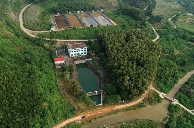 Mục kích máy xúc dọn dầu thải đầu nguồn nhà máy nước sông Đà ảnh 7