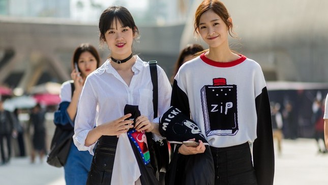 Giới trẻ Hàn Quốc sẵn sàng nhịn ăn, dành tiền mua đồ hiệu ảnh 2