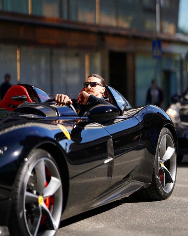 Zlatan Ibrahimovic cưỡi siêu xe Ferrari trên đường phố Thuỵ Điển ảnh 1