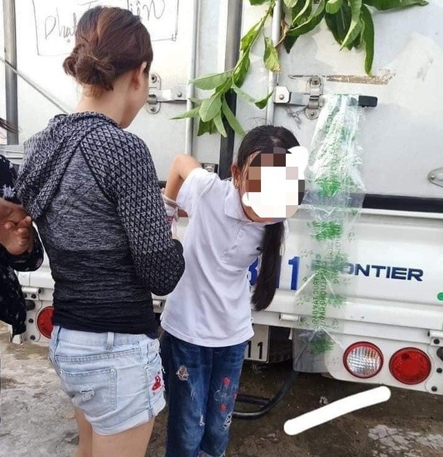 Công an vào cuộc vụ bé gái 12 tuổi bị cột chân, trói tay vào thùng xe tải ảnh 2
