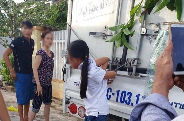 Công an vào cuộc vụ bé gái 12 tuổi bị cột chân, trói tay vào thùng xe tải ảnh 1