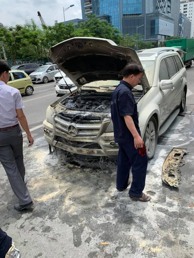 Xe sang Mercedes-Benz GL 350 bốc cháy trên phố Hà Nội ảnh 2