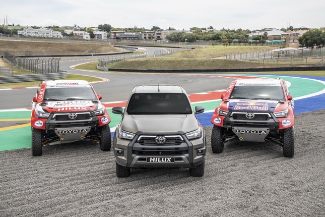 Toyota Hilux trang bị động cơ V8 để đua Dakar Rally ảnh 1