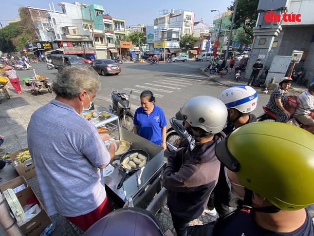 Vì dịch COVID-19, 'ông Tây' bán chuối chiên mưu sinh ở vỉa hè TPHCM ảnh 2