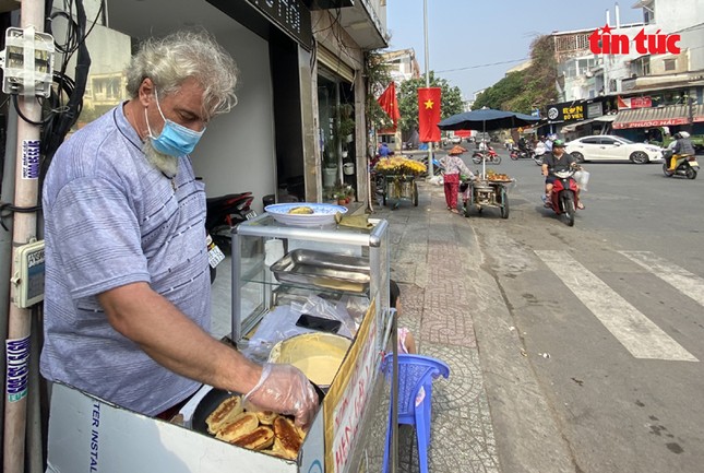 Vì dịch COVID-19, 'ông Tây' bán chuối chiên mưu sinh ở vỉa hè TPHCM ảnh 5
