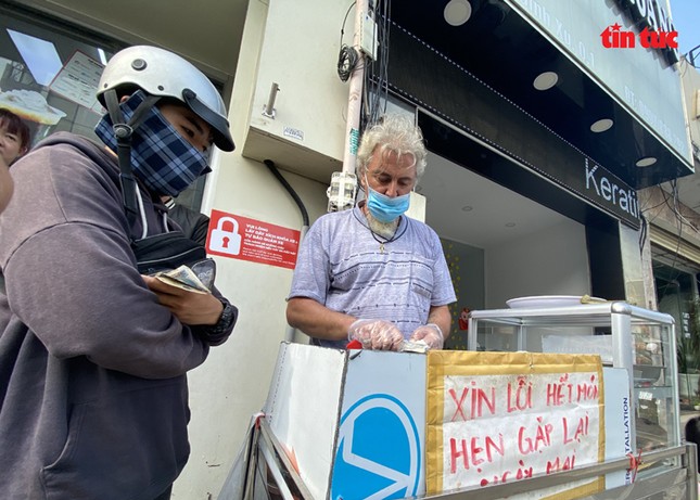 Vì dịch COVID-19, 'ông Tây' bán chuối chiên mưu sinh ở vỉa hè TPHCM ảnh 8