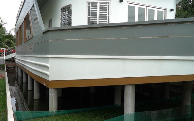 Lạ kỳ: Chi 5 tỷ đồng xây ngôi nhà giống như du thuyền ở miền Tây ảnh 1