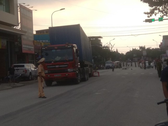Cụ ông 71 tuổi chết thảm dưới bánh xe container ảnh 2