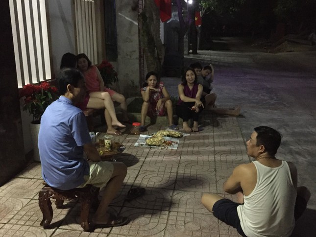 Người dân Nghệ An, Hà Tĩnh quay quắt dưới cái nắng như đổ lửa ảnh 1
