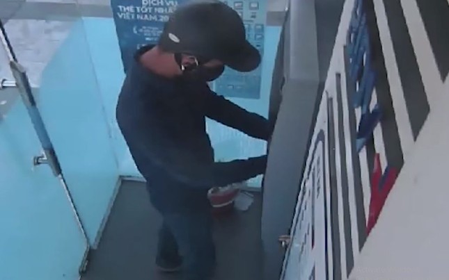 Truy tìm 2 đối tượng lắp thiết bị sao chụp dữ liệu lên cây ATM ảnh 1