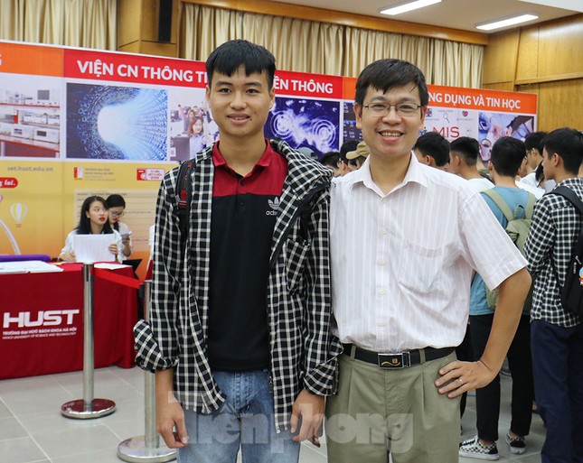 Thủ khoa ‘đạp xe giao trứng vịt’ nhập học trường ĐH Bách khoa Hà Nội ảnh 7
