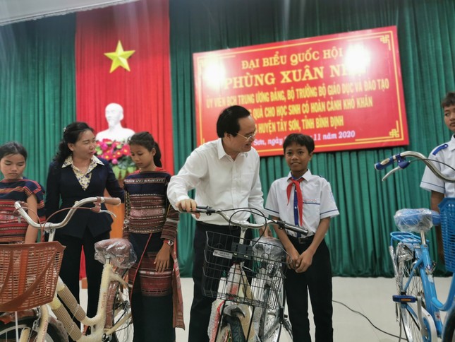 Bộ trưởng Phùng Xuân Nhạ thăm, tặng quà hỗ trợ học sinh, trường học ở Bình Định ảnh 1