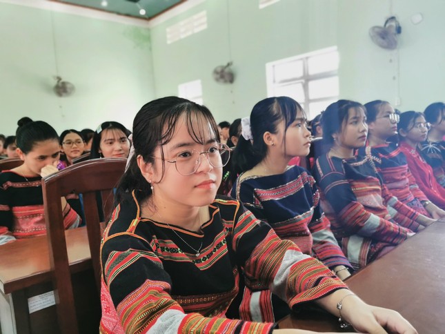 Bộ trưởng Phùng Xuân Nhạ thăm, tặng quà hỗ trợ học sinh, trường học ở Bình Định ảnh 2