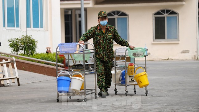 Bệnh nhân COVID -19 lạc quan 'bắn tim' trước khi vào BV dã chiến ảnh 9