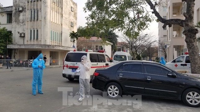 Bệnh nhân COVID -19 lạc quan 'bắn tim' trước khi vào BV dã chiến ảnh 1