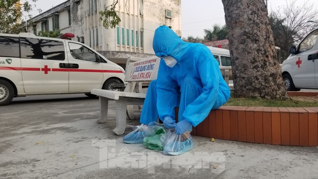 Bệnh nhân COVID -19 lạc quan 'bắn tim' trước khi vào BV dã chiến ảnh 2