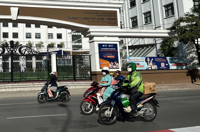 Miền Bắc nắng nóng gắt trước khi chuyển mưa dông ảnh 1