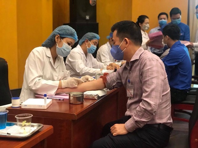 Bộ Trưởng Trần Hồng Hà hiến máu giữa mùa dịch COVID-19 ảnh 1