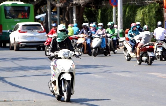 Hà Nội nóng 40 độ C, miền Trung có thể lên 42 độ C ảnh 1