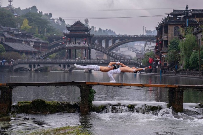 Anh em 'Hoàng tử Xiếc' trình diễn đẹp mê hồn ở Phượng Hoàng cổ trấn ảnh 10