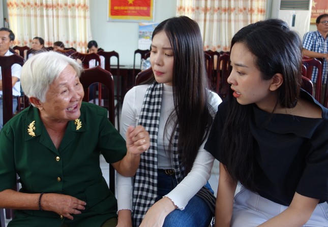 Trao tặng quà cho Trung tâm Điều dưỡng thương binh và Người có công Long Đất ảnh 2