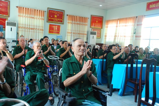 Trao tặng quà cho Trung tâm Điều dưỡng thương binh và Người có công Long Đất ảnh 1