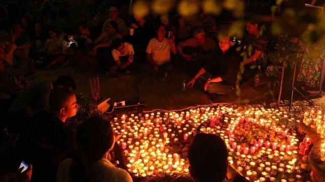 Hơn 1.200 người thao thức suốt đêm bên mộ Trịnh Công Sơn ảnh 1