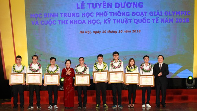 Hai học sinh nhận Huân chương Lao động Hạng Ba ảnh 1