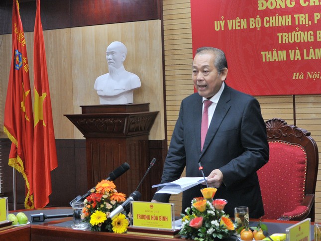 Loại khỏi bộ máy những cán bộ tha hóa, biến chất, tiếp tay cho buôn lậu ảnh 2
