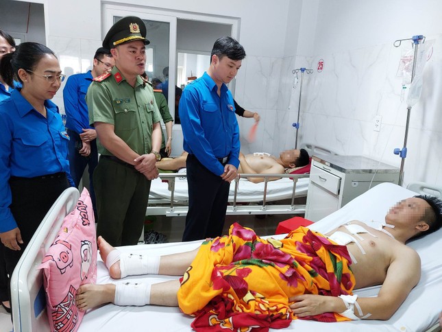 Tặng Huy hiệu Tuổi trẻ dũng cảm cho các chiến sĩ công an vụ 2 trụ sở UBND xã ở Đắk Lắk bị tấn công ảnh 1