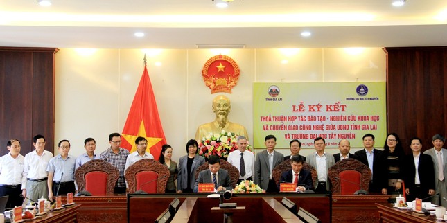 Tỉnh Gia Lai và Trường Đại học Tây Nguyên ký kết thỏa thuận hợp tác ảnh 1