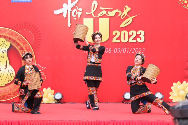 Sinh viên Ngoại ngữ xúng xính đón Tết tại 'Hội làng U 2023' ảnh 6