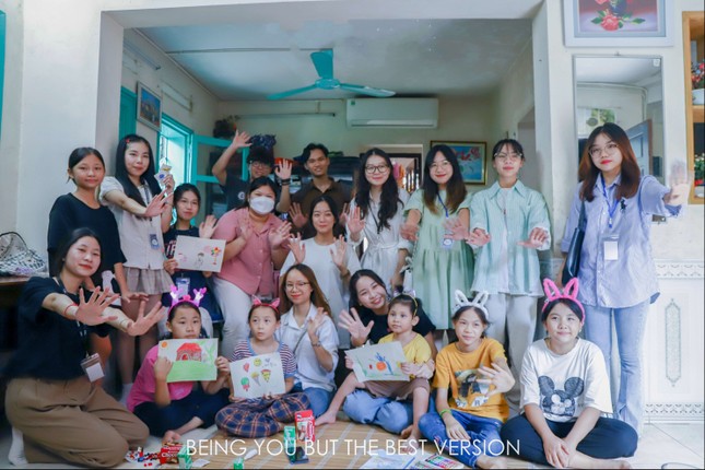 Sinh viên NEU cùng lưu học sinh Lào mang niềm vui trung thu đến Làng trẻ em SOS tại Hà Nội ảnh 11